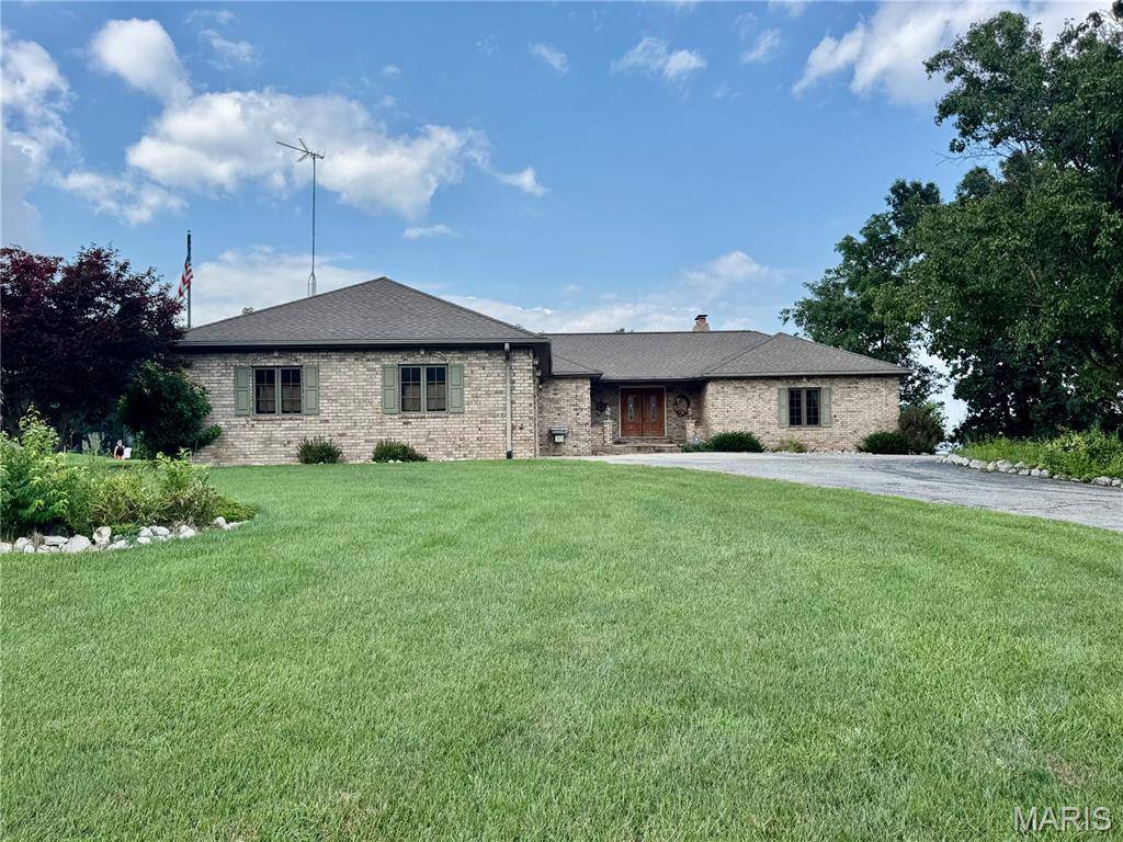 6 Willow Circle DR, Greenville, IL 62246