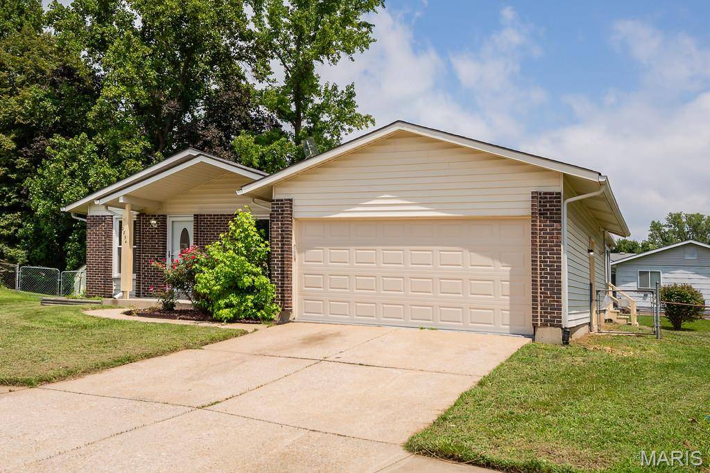 2894 Park New York DR, Florissant, MO 63031