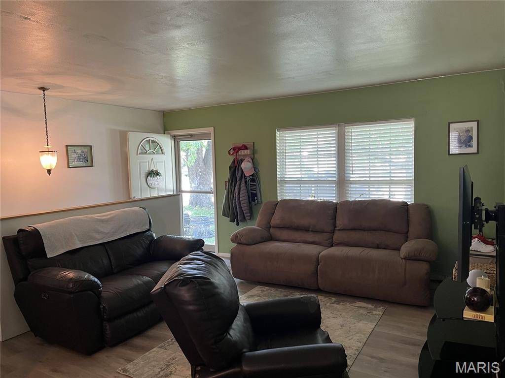 5905 Dogwood LN, Godfrey, IL 62035