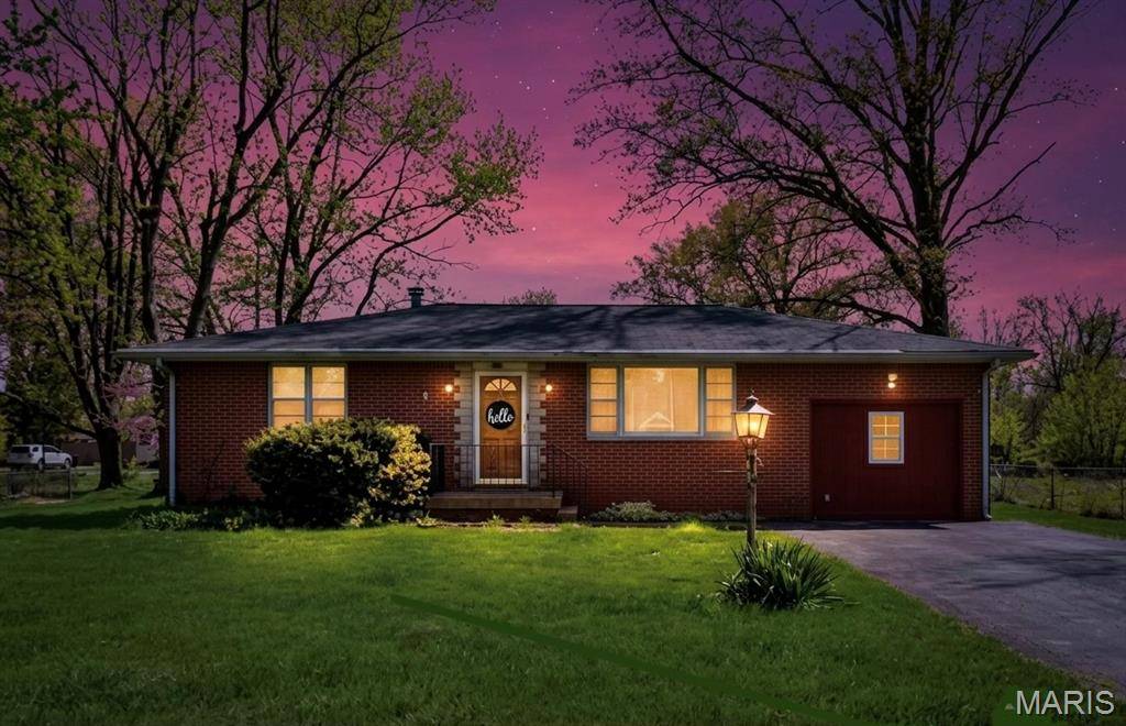 725 Jackson LN, Godfrey, IL 62035