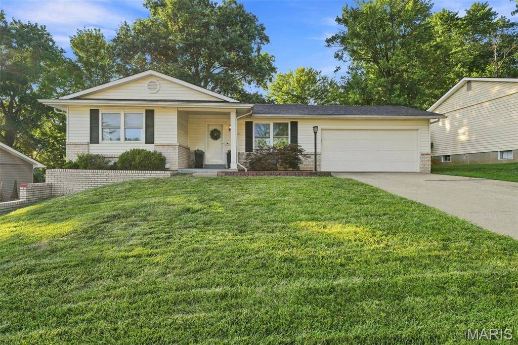 17 Oak Hill LN, St Peters, MO 63376