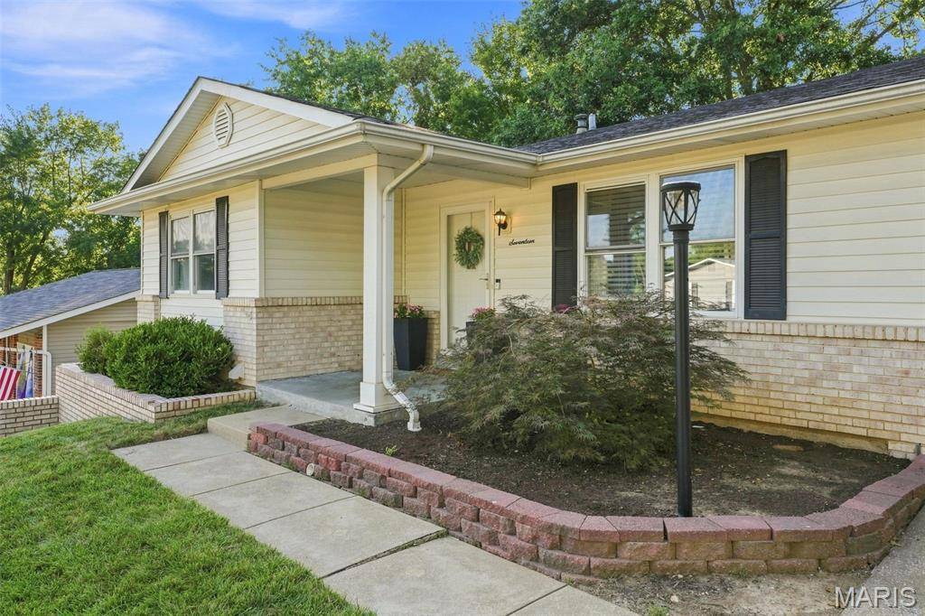 17 Oak Hill LN, St Peters, MO 63376