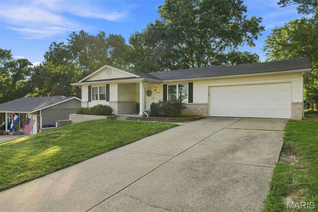 17 Oak Hill LN, St Peters, MO 63376