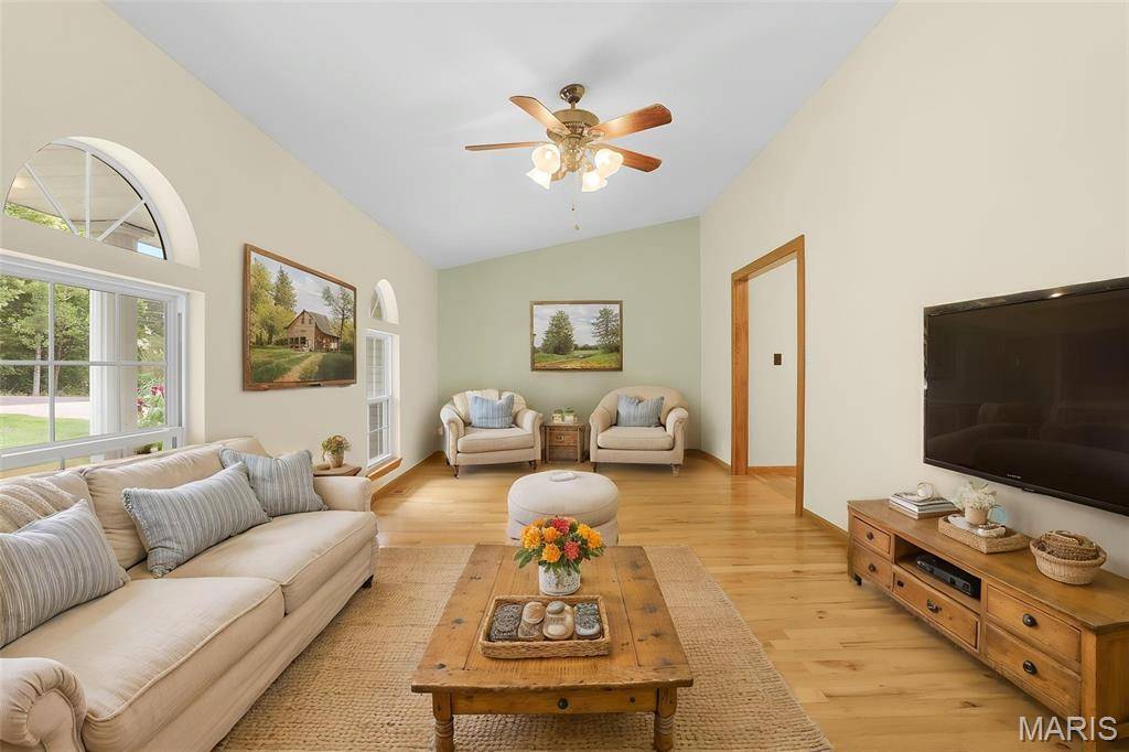 15 Oak Valley DR, Washington, MO 63090