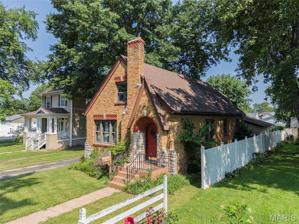 111 E Olive ST, Staunton, IL 62088