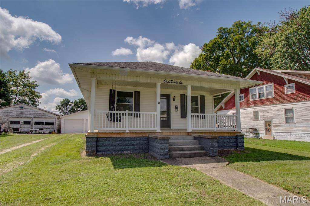 126 W Briggs AVE, Roodhouse, IL 62082