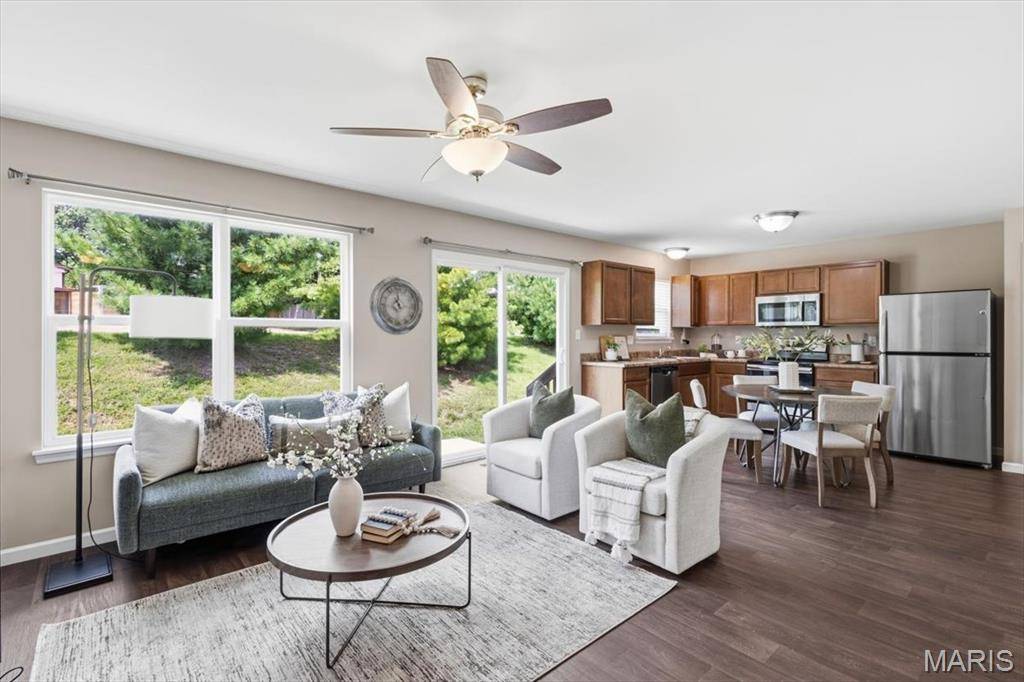 27 Loris LN, St Charles, MO 63303