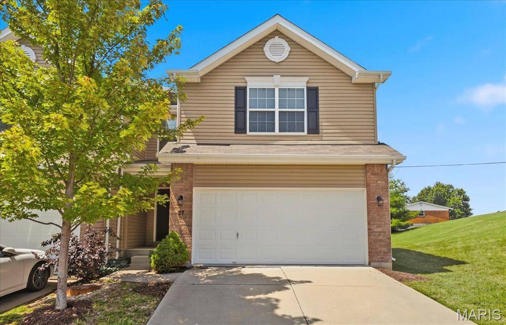 27 Loris LN, St Charles, MO 63303