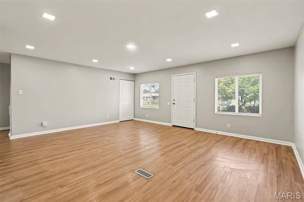 10234 Cedarhurst DR, St Louis, MO 63136