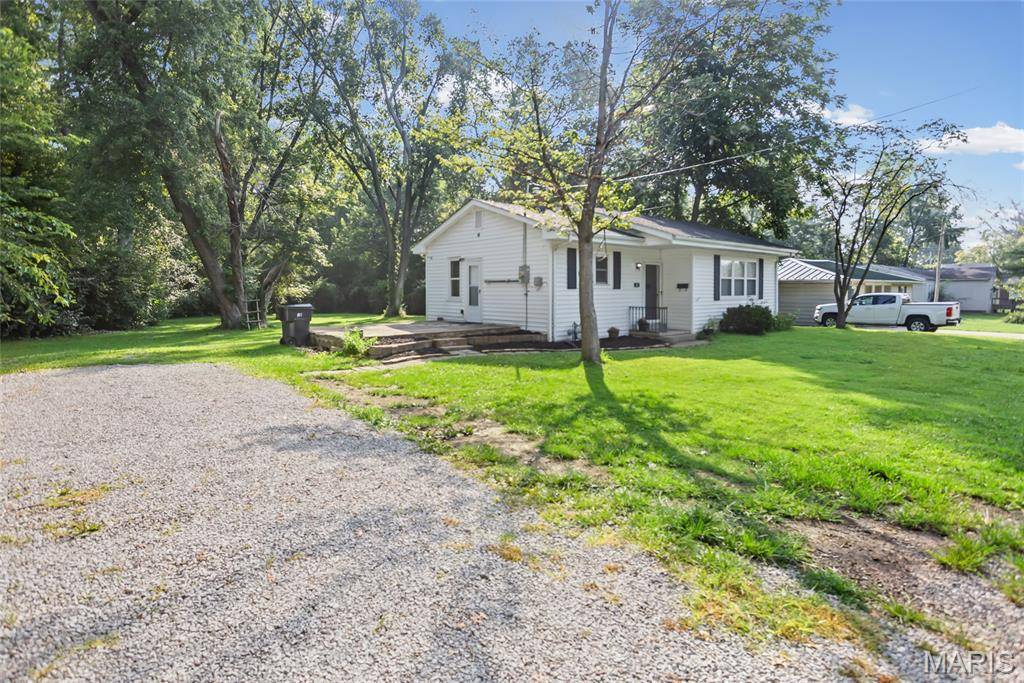 30 Apple Tree LN, Belleville, IL 62221