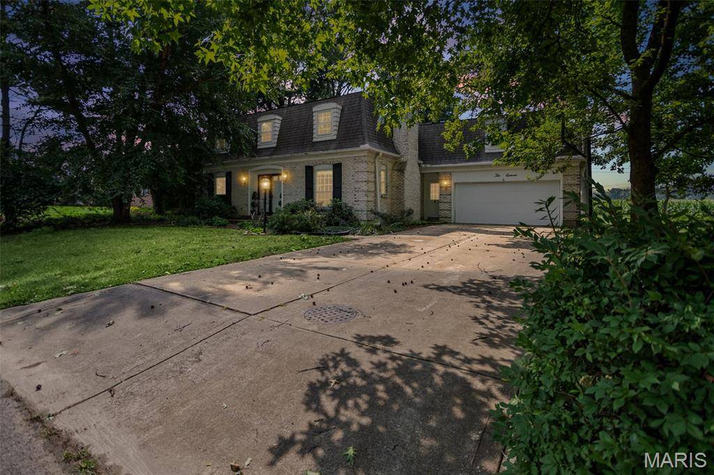 1011 Richard DR, Godfrey, IL 62035