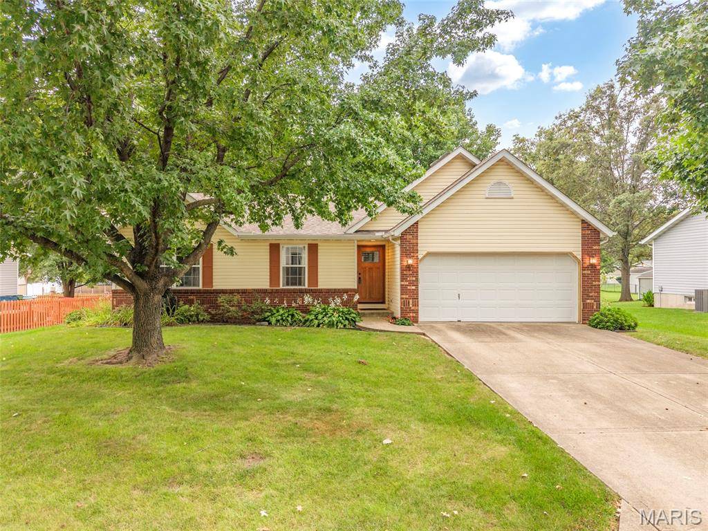 2313 Holiday LN, Maryville, IL 62062