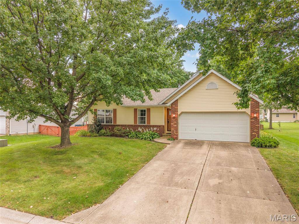 2313 Holiday LN, Maryville, IL 62062