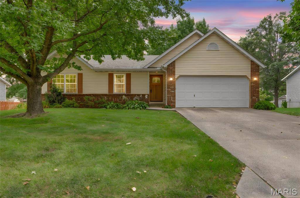 2313 Holiday LN, Maryville, IL 62062
