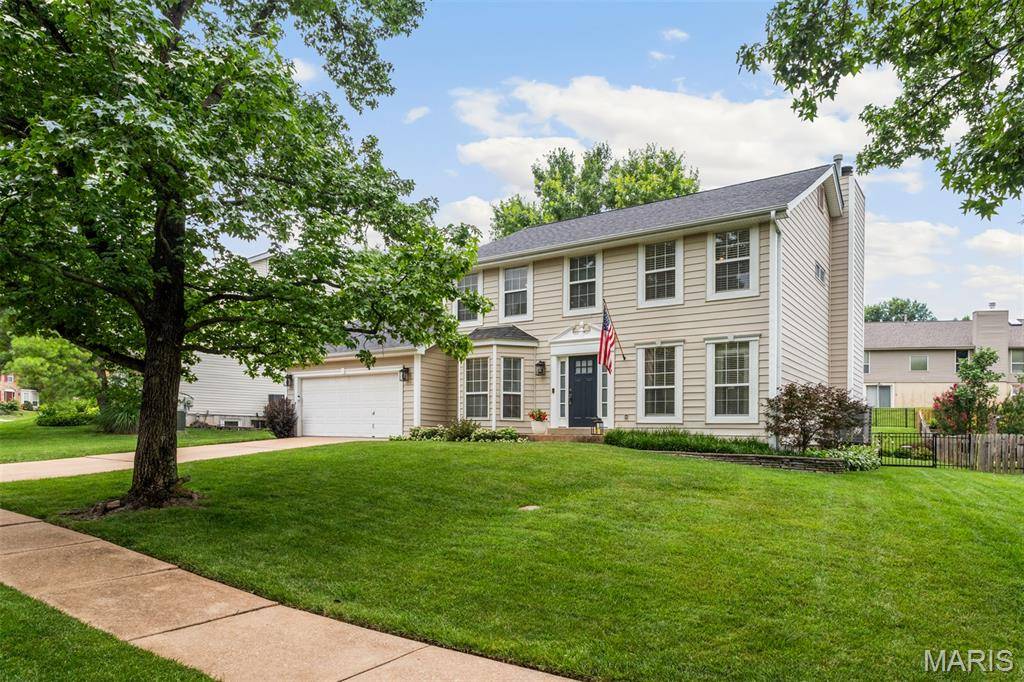 902 Oakmoor DR, Fenton, MO 63026