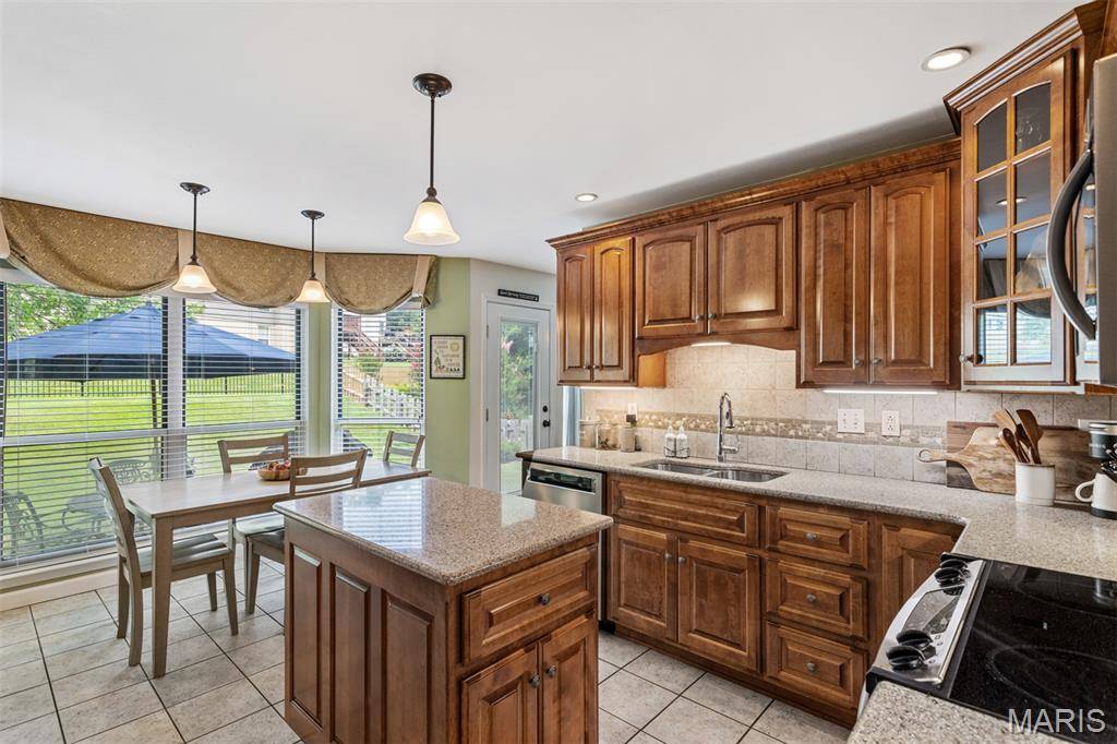 902 Oakmoor DR, Fenton, MO 63026