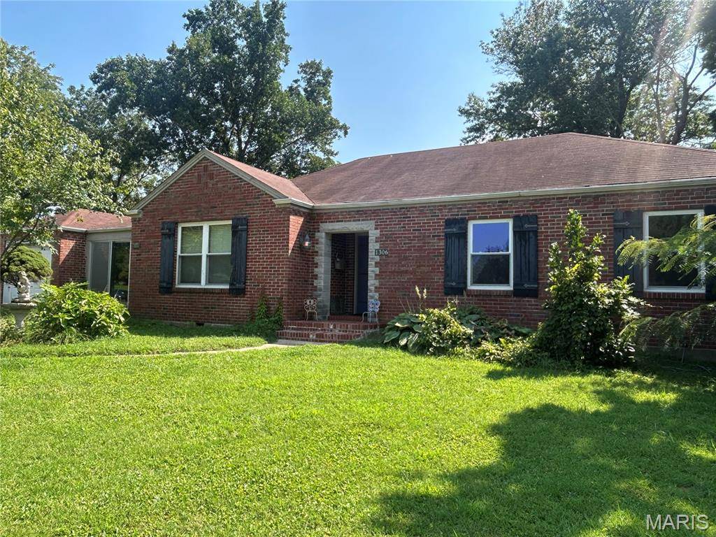 1306 E 3rd ST, Washington, MO 63090