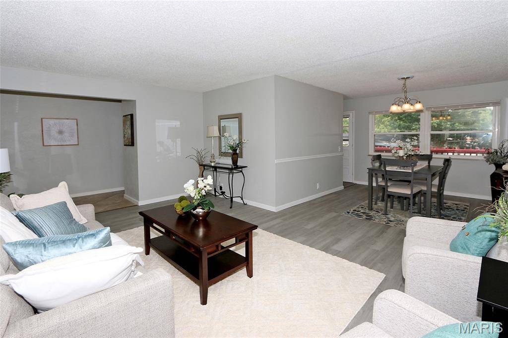 3245 Long Champs DR, Florissant, MO 63033
