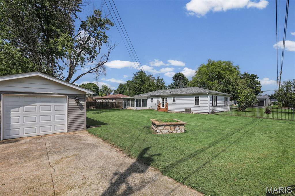 11 Oak DR, Caseyville, IL 62232