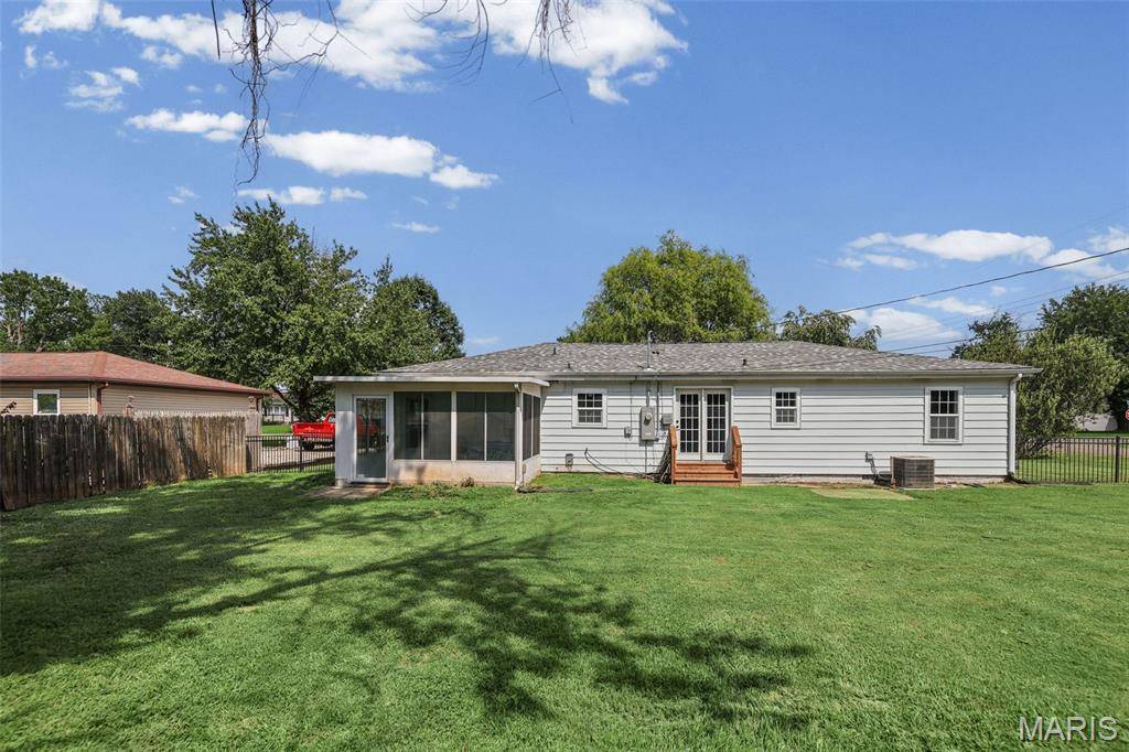 11 Oak DR, Caseyville, IL 62232