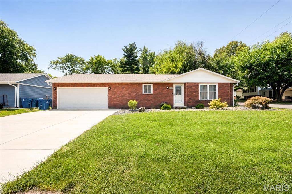 1310 27th ST, Highland, IL 62249