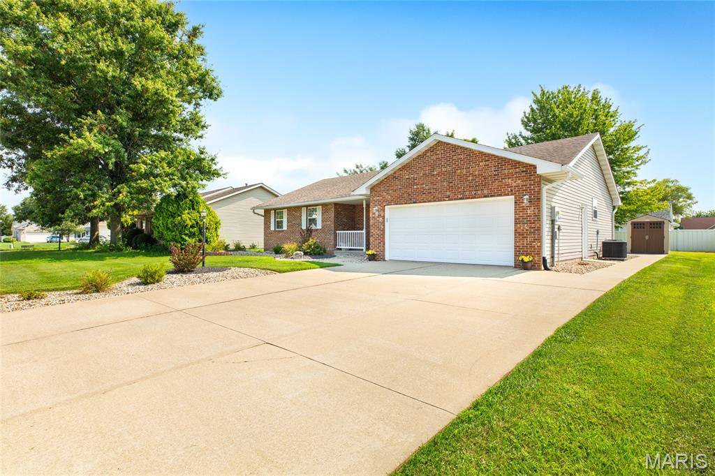 11 Glenmoor CT, Bethalto, IL 62010