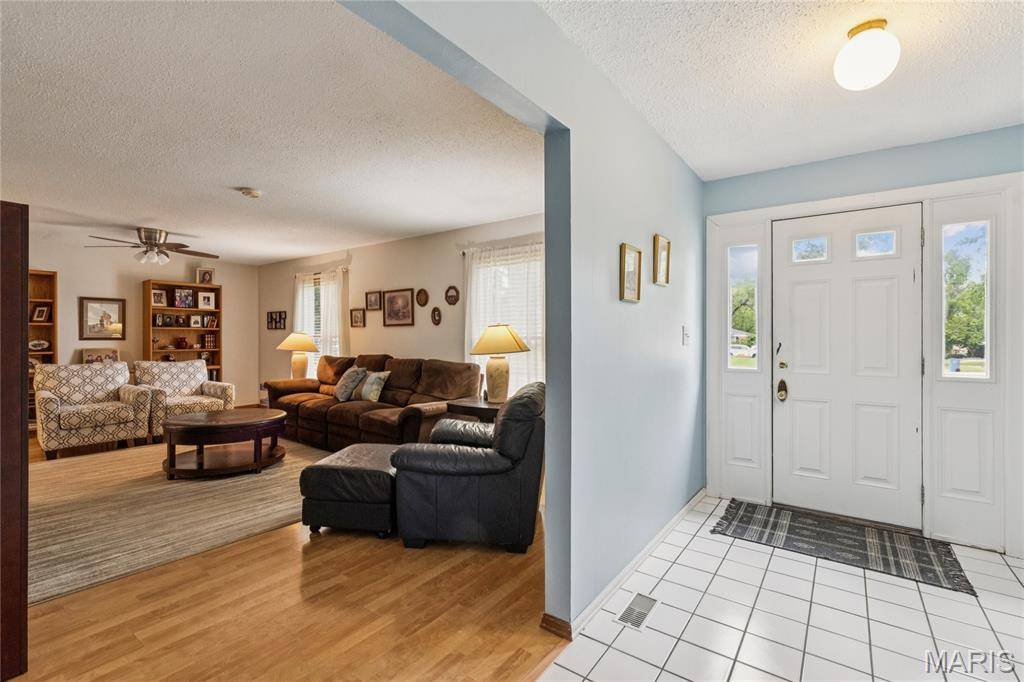 2700 Delaware DR, Florissant, MO 63033