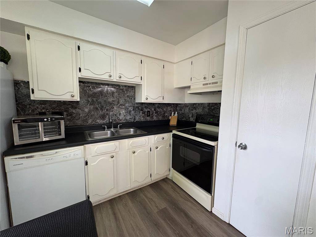 2042 New Sun DR, Florissant, MO 63031