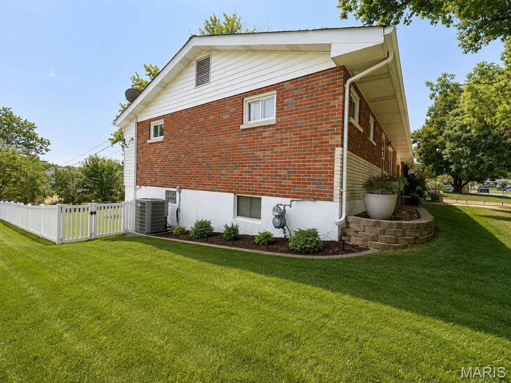 9828 Whitcomb LN, Affton, MO 63123