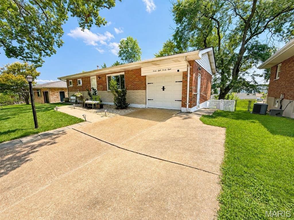 9828 Whitcomb LN, Affton, MO 63123