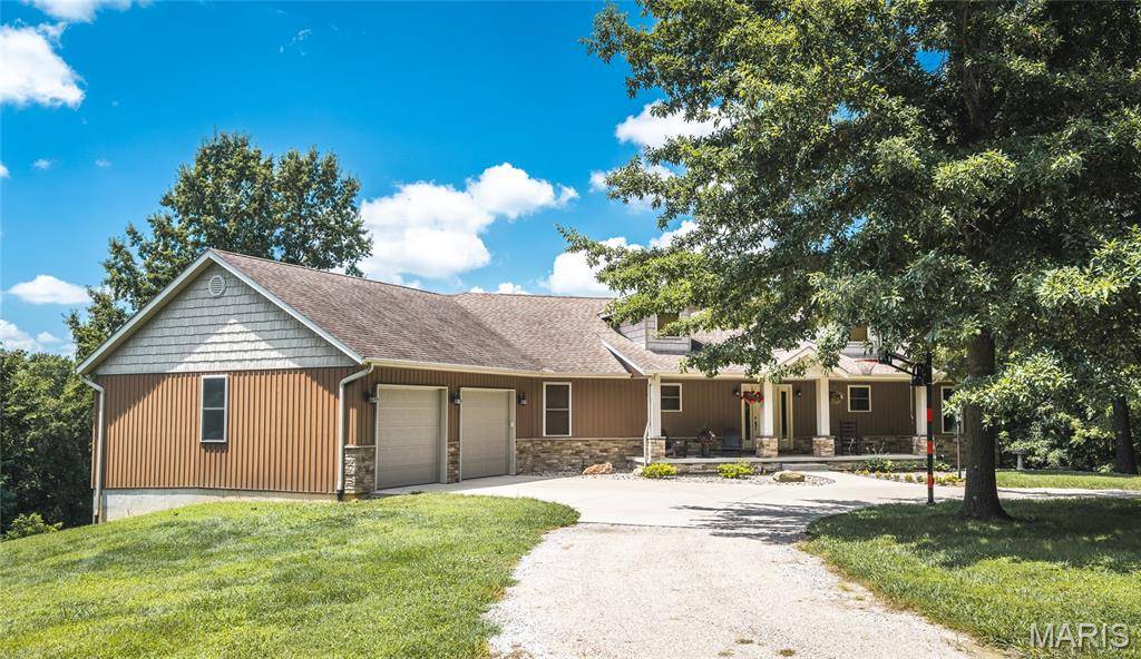 33701 Crystal Lake RD, Brighton, IL 62012