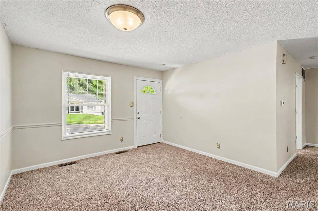 6780 Lesli Mari CT, Florissant, MO 63033