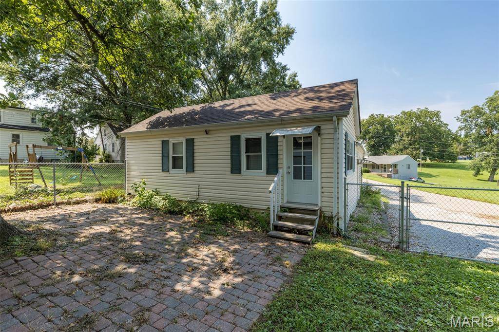 52 Linn DR, Ste Genevieve, MO 63670