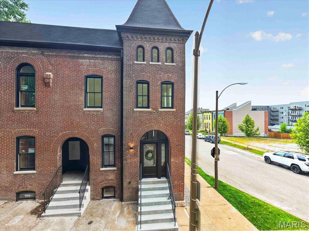 1201 Mackay PL, St Louis, MO 63104
