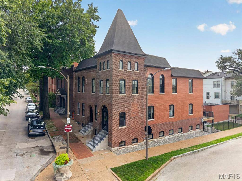 1201 Mackay PL, St Louis, MO 63104