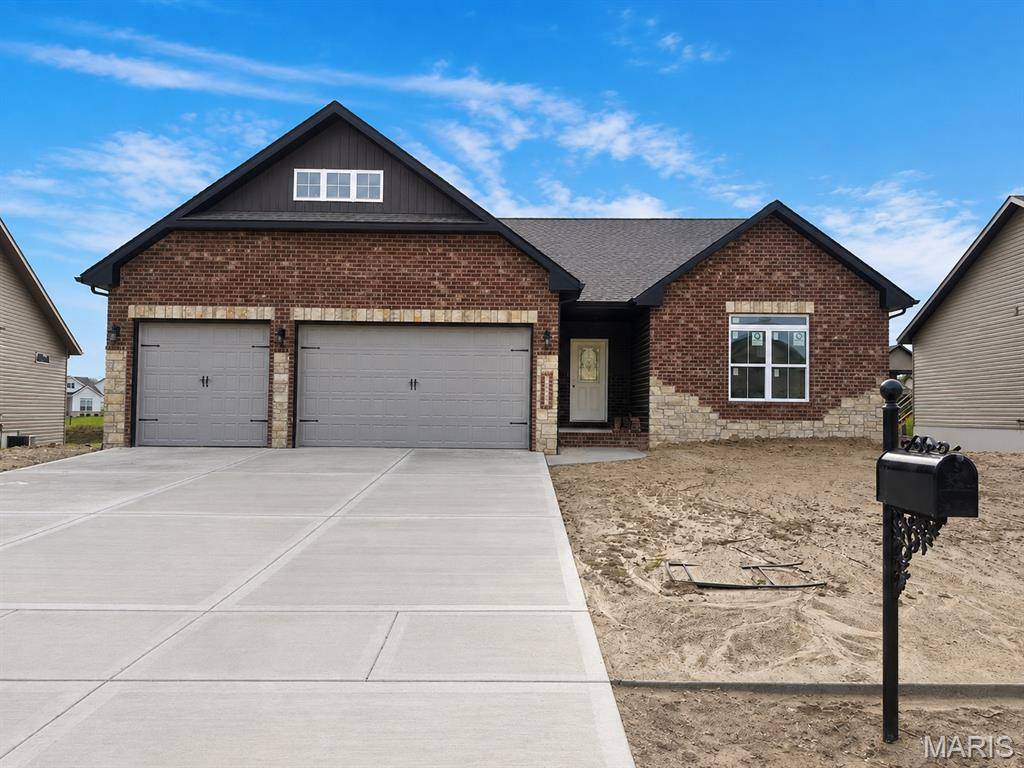 1823 Robins Mill CT, Maryville, IL 62062