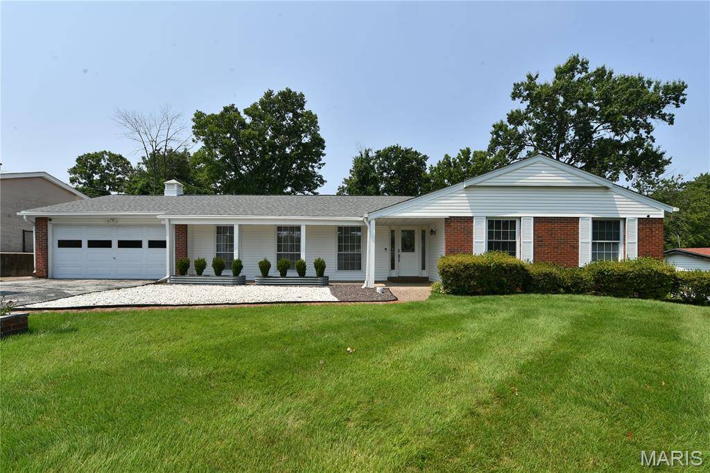 965 Orchard Lakes DR, St Louis, MO 63146
