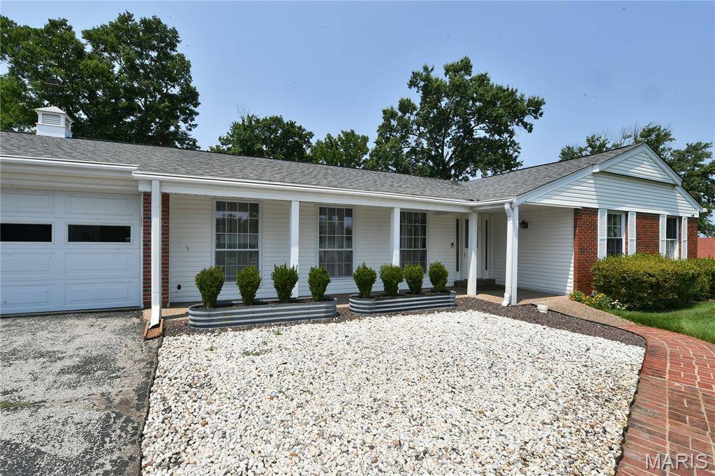 965 Orchard Lakes DR, St Louis, MO 63146
