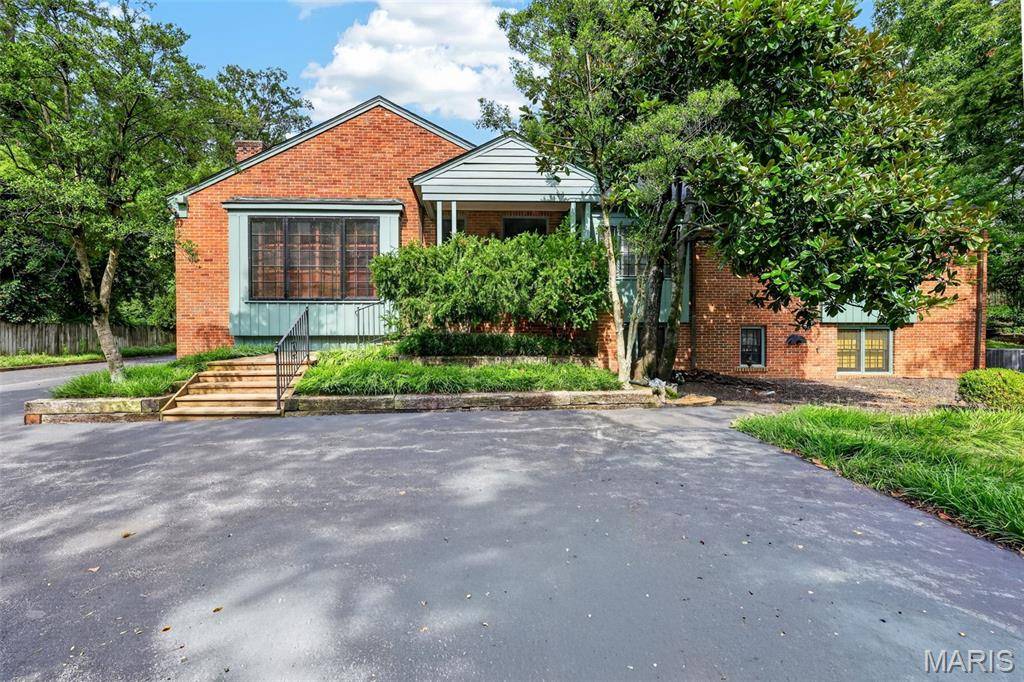 8 Winding Brook LN, Ladue, MO 63124