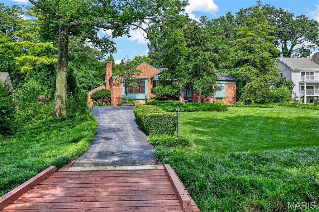 8 Winding Brook LN, Ladue, MO 63124