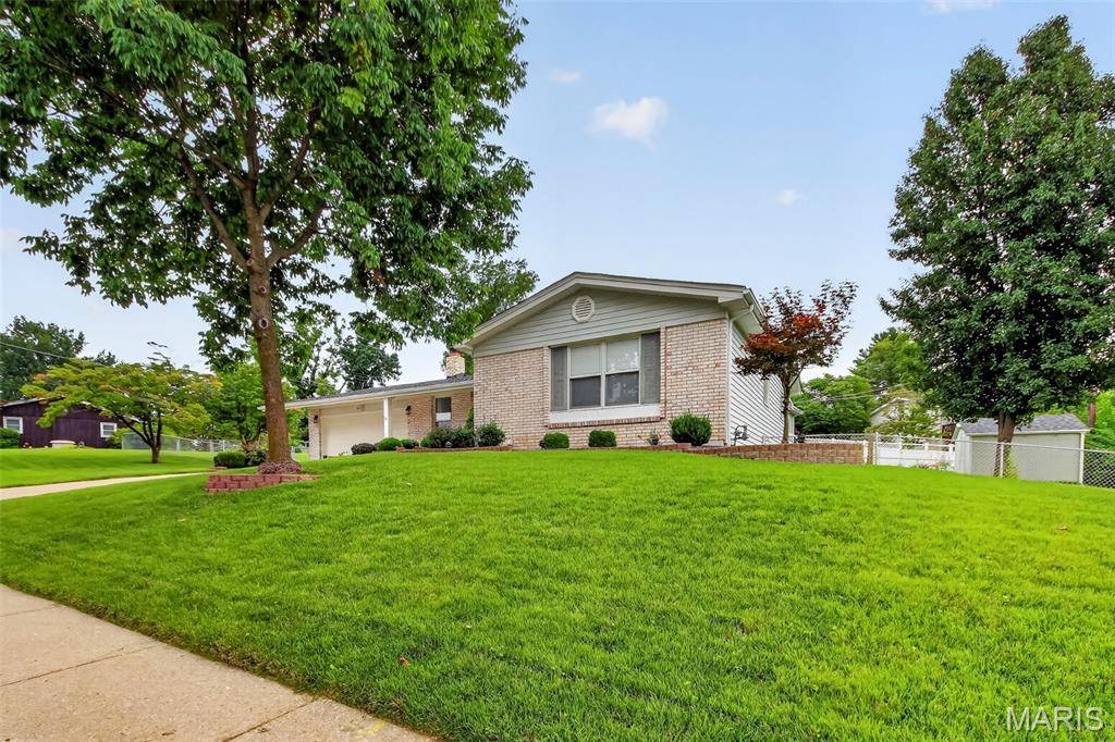 3020 Mockingbird DR, St Charles, MO 63301