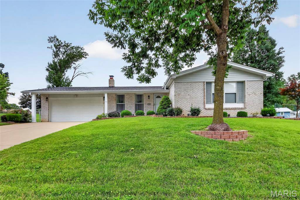 3020 Mockingbird DR, St Charles, MO 63301