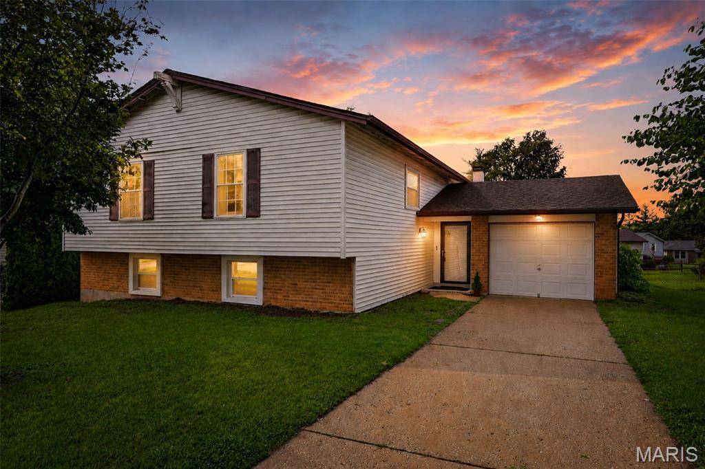 1523 Shadow LN, St Charles, MO 63303