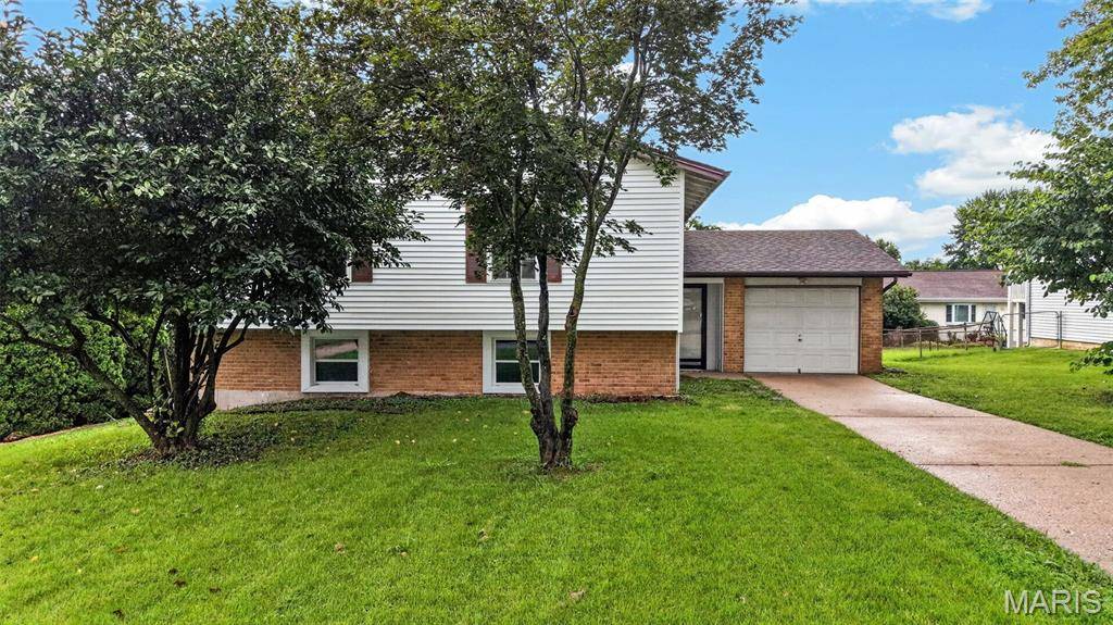1523 Shadow LN, St Charles, MO 63303