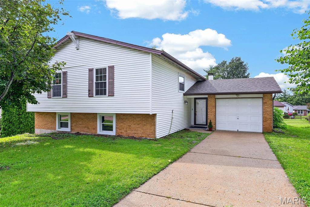 1523 Shadow LN, St Charles, MO 63303