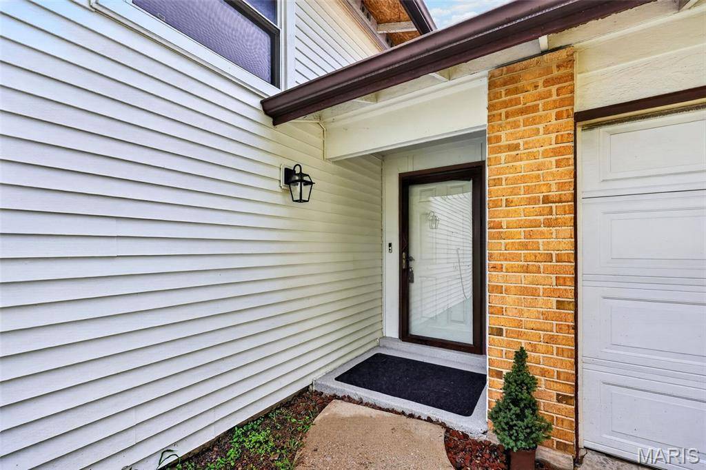 1523 Shadow LN, St Charles, MO 63303