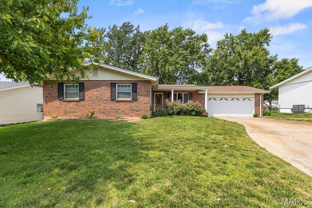1001 Wilmington DR, St Charles, MO 63301