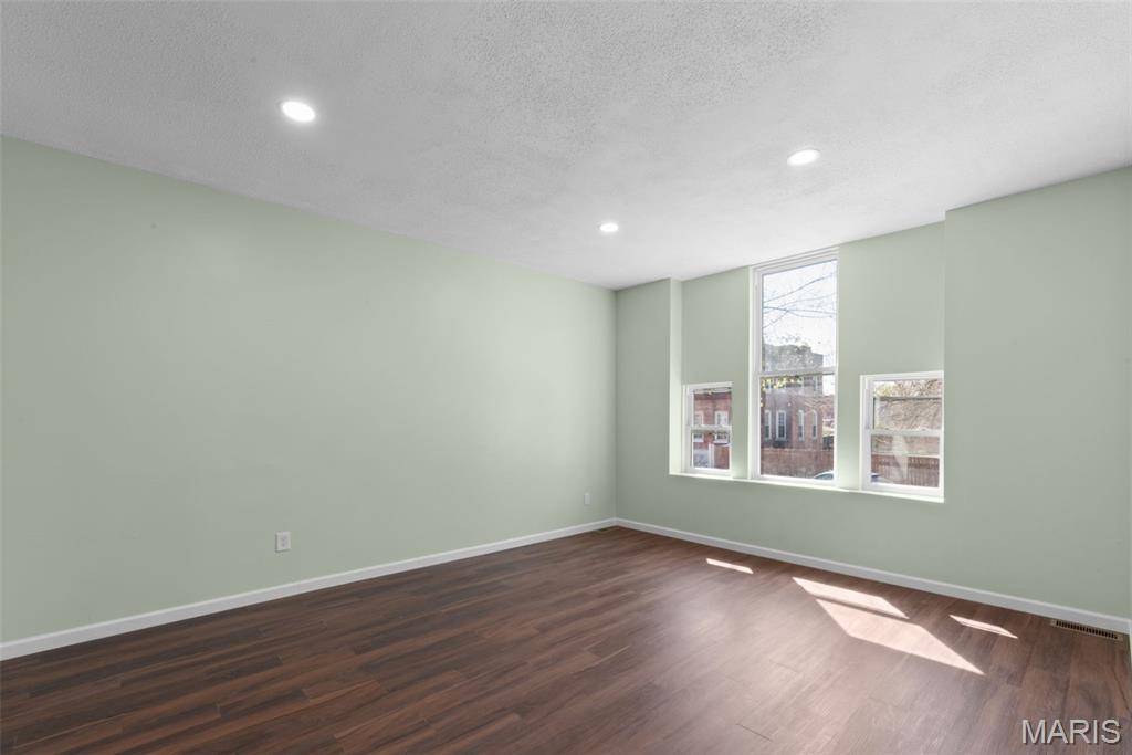 2715 Osage ST, St Louis, MO 63118