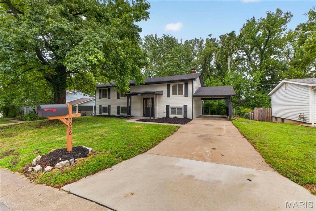 2026 Dawson DR, St Charles, MO 63301