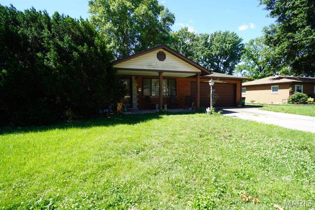 2504 Angela DR, Granite City, IL 62040